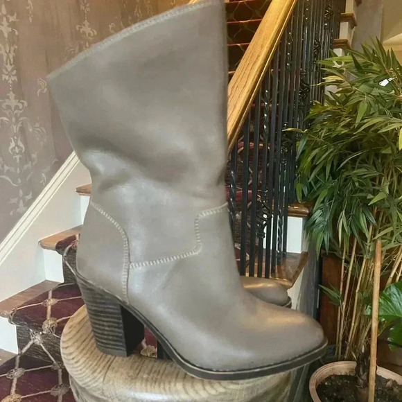 Lucky Brand Embrleigh boot. Worn once. Very good condition size 7. Leather taupe - Picture 10 of 15